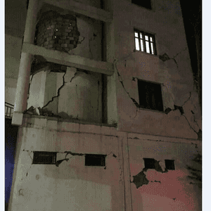 جانب من آثار الزلزال الذي ضرب أجزاء من الجزائر.