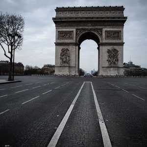 أحد شوارع باريس خاليا من المارة بسبب الإغلاق قبل سنة.