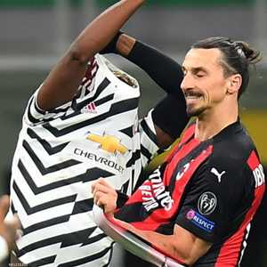 بوغبا وزلاتان يتبادلان قميصيهما بعد المباراة