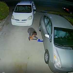 لقطة بكاميرا فيديو لسرقة عادم سيارة