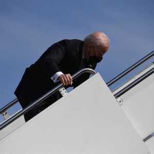 جو بايدن سقط على ركبته