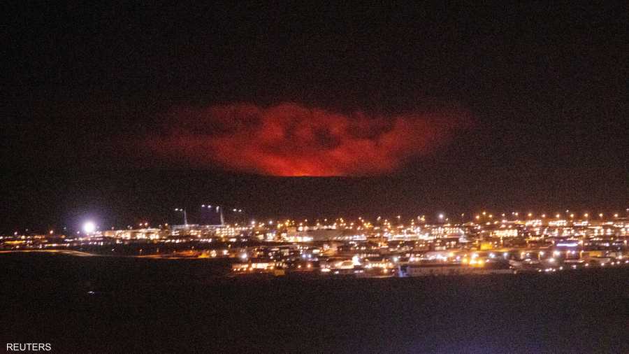 سحابة حمراء علت في أجواء المنطقة إثر البركان