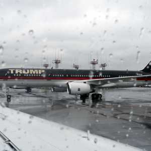 طائرة ترامب مركونة في مطار صغير في نيويورك