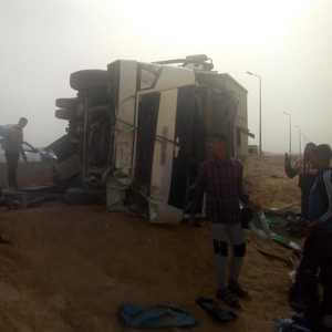 الحافلة انقلب على جانب الطريق.