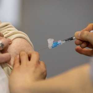 الصداع والغثيان والقشعريرة.. أعراض محتملة للقاح ضد كورونا.