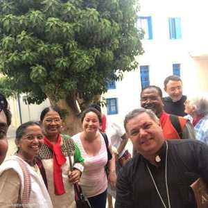 الفنانة ماجدولين رفقة أصدقائها الأجانب في الجزائر