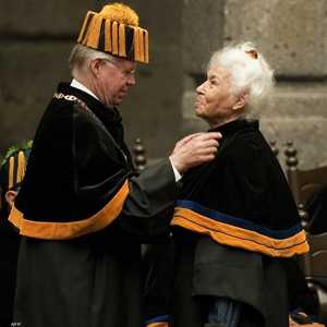 خلال منح الدكتوراه الفخرية للسعداوي من جامعة بالمسكيك 2010