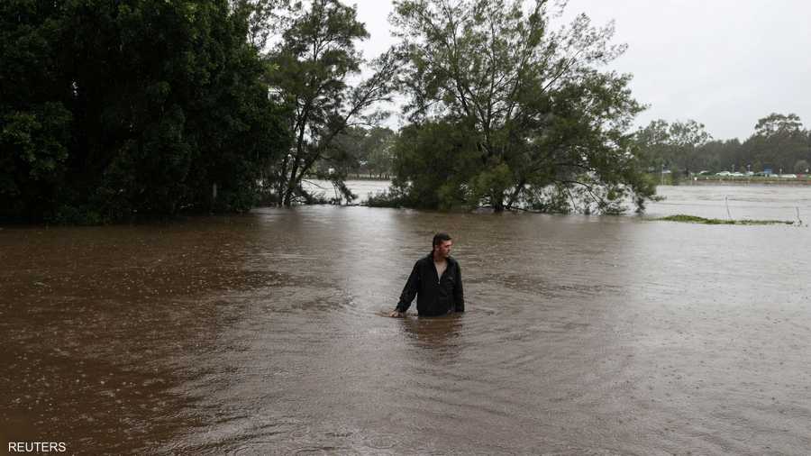 مياه الفيضانات تحاصر رجلا في نيو ساوث ويلز