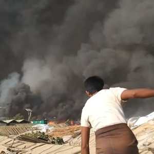 جانب من الحريق الذي أتى على مخيم الروهينغا