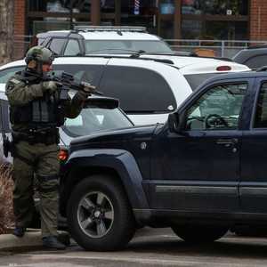 عناصر من الشرطة الأميركية قرب الحادثة