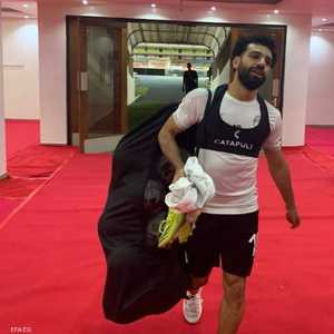 صلاح حمل سلة الكرات العملاقة