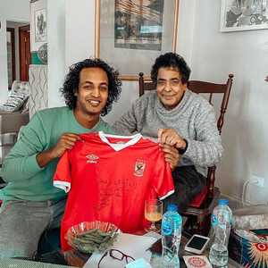 الفنان محمد منير يهدي الأهلي رسالة عن المحبة والعنصرية