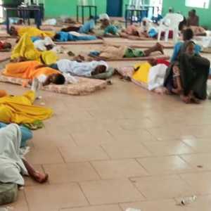 طالبات مدرسة في نيجيريا بعد إصابتهن بمرض لم تعرف طبيعته