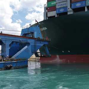 السفينة العالقة أوقفت الملاحة في قناة السويس