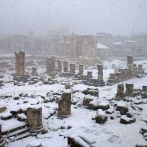 جانب من مدينة بعلبك وقد غطاه الثلوج بسبب البرد القارس.