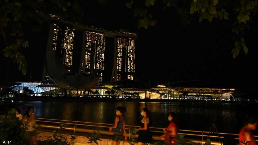 ناطحات السحاب في سنغافورة بعد إطفاء الأنوار.