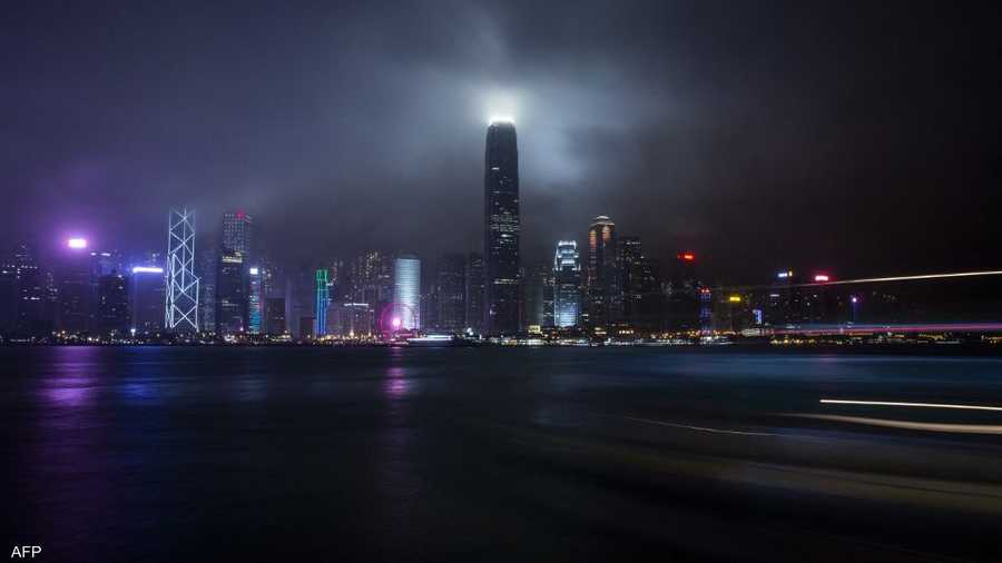 ناطحات السحاب في هونغ كونغ قبل إطفاء الأضواء.