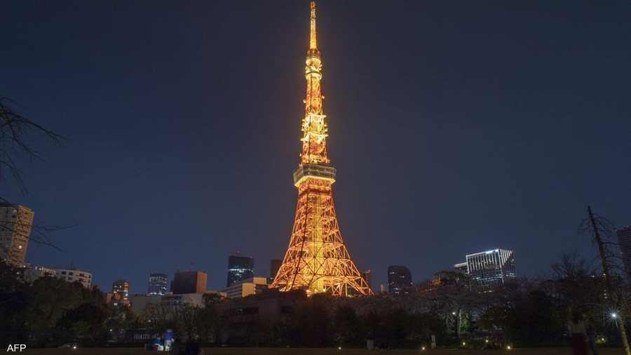 برج طوكيو في اليابان قبل إطفاء الأضواء.