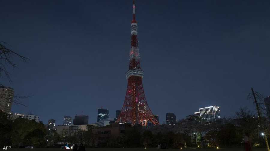 برج طوكيو في اليابان بعد إطفاء الأضواء.
