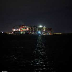 صورة للسفينة إيفر غيفن وهي تسد قناة السويس