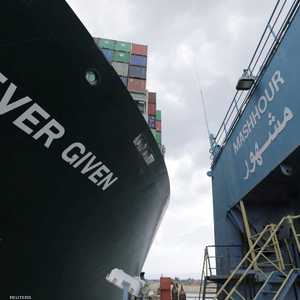 الكراكة مشهور إلى جانب السفينة المنكوبة