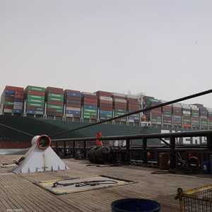 عملية شد لتحرير السفينة من ضفاف السويس