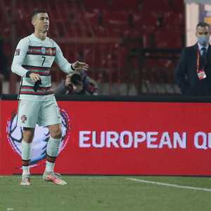 رونالدو غاضبا ألقى شارة القيادة أرضا قبل مغادرته الملعب