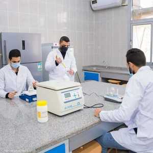 الفريق البحثي خلال التجارب