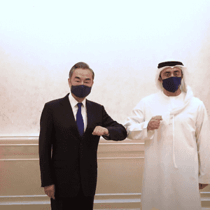 وزير الخارجية الإماراتي مع نظيره الصيني