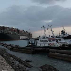 جهود دؤوبة لتحرير السفينة العالقة في قناة السويس