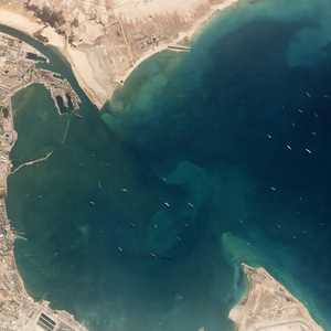 صورة جوية لسفن الشحن التي تنتظر بسبب إغلاق قناة السويس