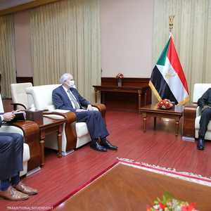 البرهان يستقبل دونالد بوث (وسط)