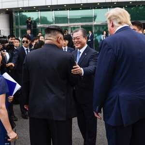 رئيس كوريا الجنوبية رفقة كيم جونغ أون ودونالد ترامب