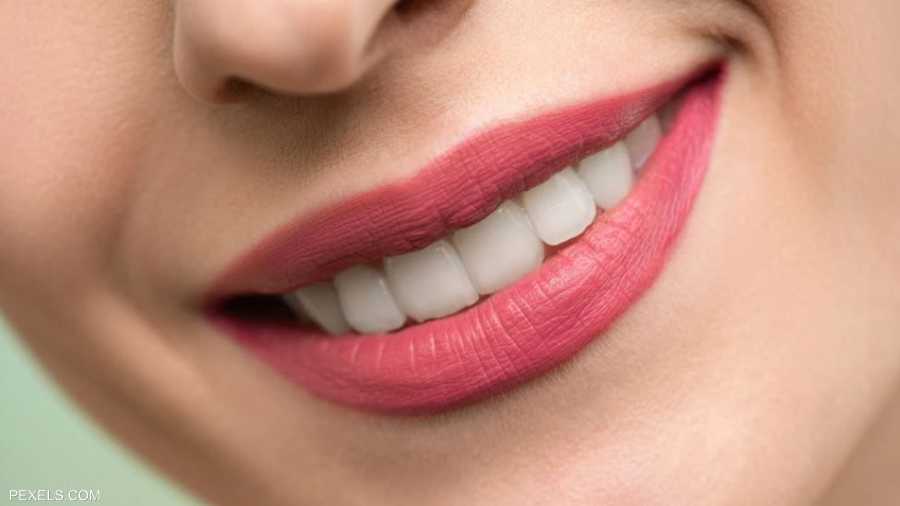 التقاعس عن تنظيف الأسنان يوما كاملا قد يسبب مشكلات صحية.