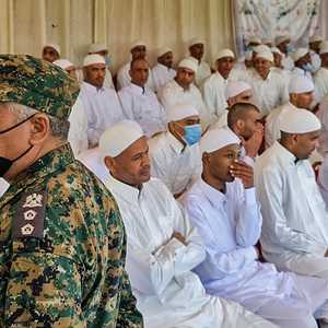 ارتدى الجنود الليبيون ملابس بيضاء أثناء مراسم الإفراج عنهم