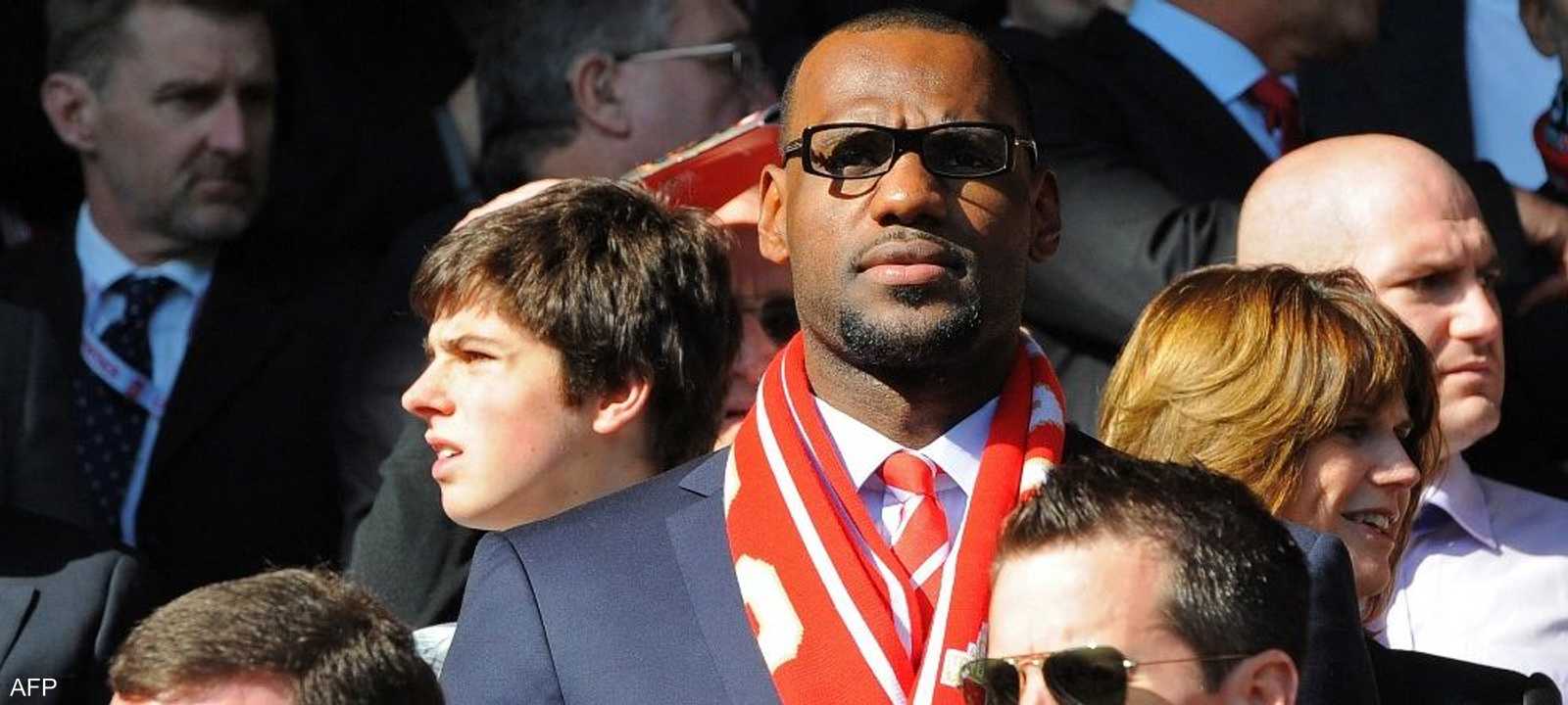 ليبرون جيمس خلال حضوره مباريات ليفربول