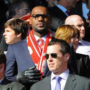 ليبرون جيمس خلال حضوره مباريات ليفربول