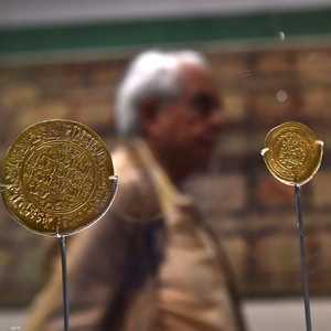 أرشيفية لعملات إسلامية قديمة