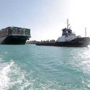 نجحت السلطات المصرية في تعويم السفينة البنمية العملاقة