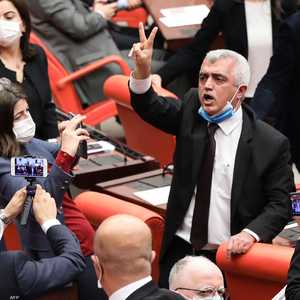 عمر فاروق جيرجيرلي (يمين الصورة) خلال جلسة للبرلمان