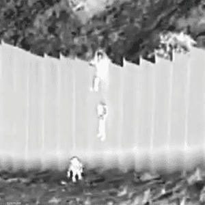 إلقاء طفلتين من فوق الجدار الحدودي بين المكسيك وأميركا