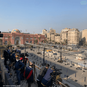 استعدادات أمام المتحف المصري لنقل المومياوات