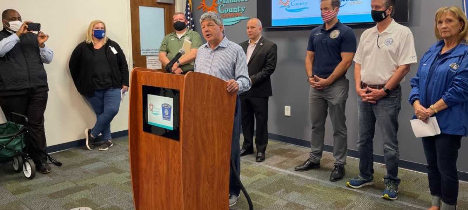 مؤتمر صحفي لمسؤولي المقاطعة بشأن الأزمة.