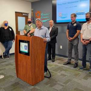 مؤتمر صحفي لمسؤولي المقاطعة بشأن الأزمة.