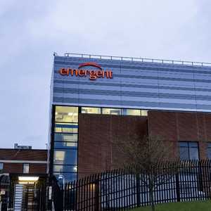 مزج اللقاحين في المصنع تسبب في إتلاف 15 مليون جرعة.