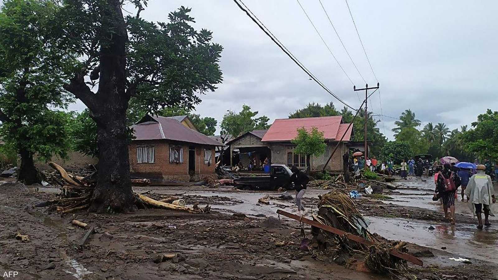 طمرت الوحول الكثير من المنازل والطرقات والجسور واقتلعت أشجار