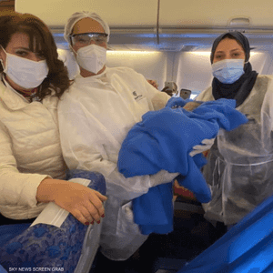 ساعد طاقم الطائرة وطالبة طب في عملية الولادة