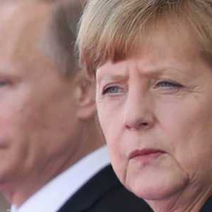 بوتن وميركل في لقاء سابق