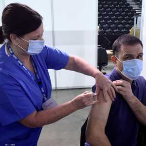 باللقاحات والإغلاق نجحت بريطانيا بتقليص إصابات كورونا