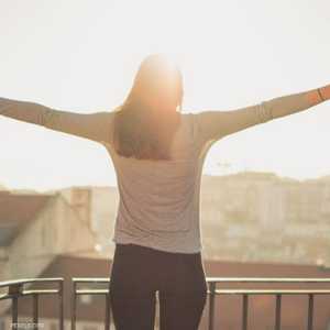 الأشعة فوق البنفسجية من الشمس مفيدة للجسم.